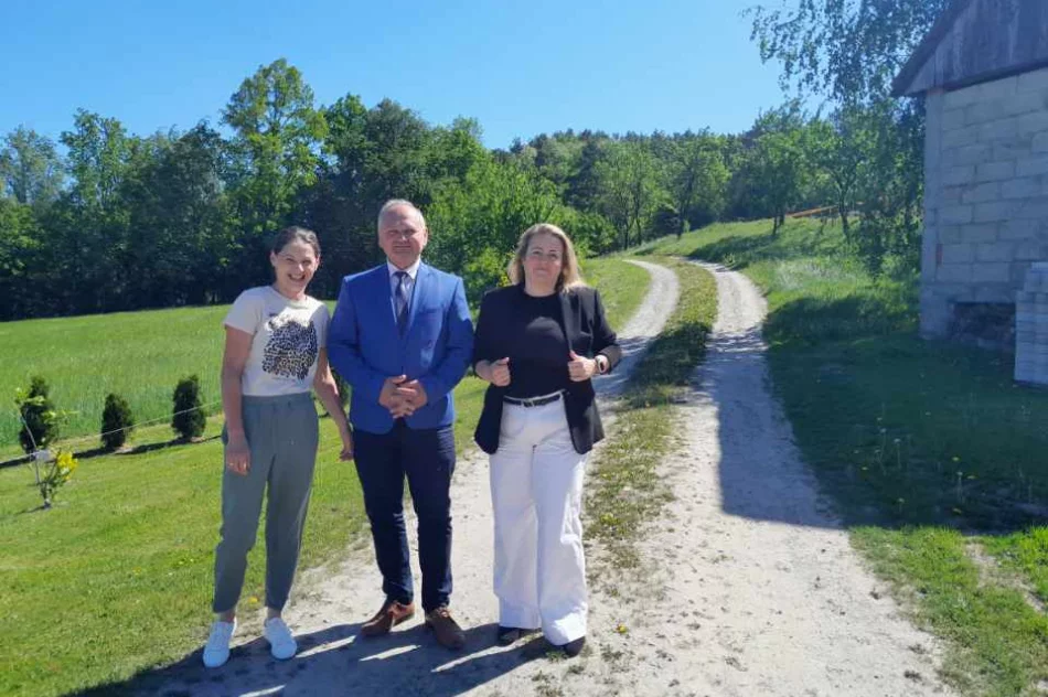 Przekazanie placu budowy pod remont drogi gminnej Kanina - Trzaskonki - zdjęcie 12