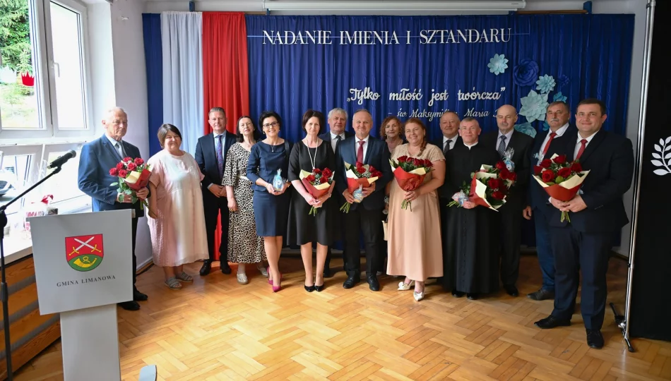 Uroczystość nadania imienia oraz sztandaru Szkole Podstawowej w Młynnem - zdjęcie 1