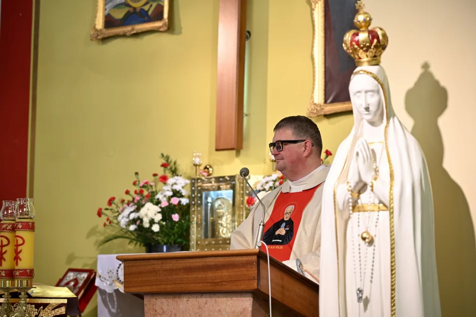 Uroczystość nadania imienia oraz sztandaru Szkole Podstawowej w Młynnem - zdjęcie 2