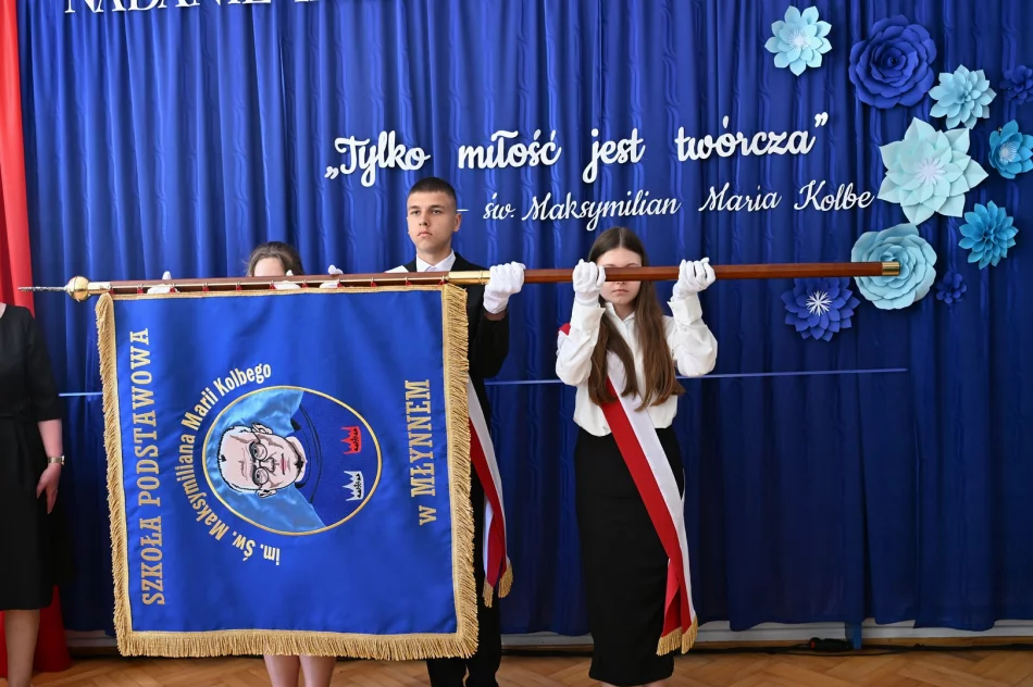 Uroczystość nadania imienia oraz sztandaru Szkole Podstawowej w Młynnem - zdjęcie 5