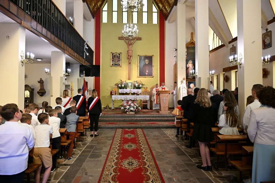 Uroczystość nadania imienia oraz sztandaru Szkole Podstawowej w Młynnem - zdjęcie 8