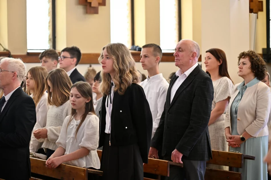 Uroczystość nadania imienia oraz sztandaru Szkole Podstawowej w Młynnem - zdjęcie 14