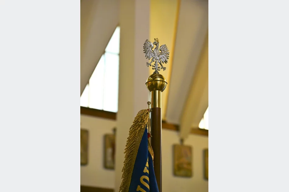 Uroczystość nadania imienia oraz sztandaru Szkole Podstawowej w Młynnem - zdjęcie 15