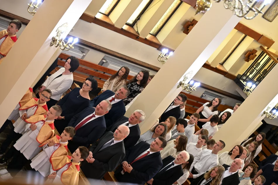 Uroczystość nadania imienia oraz sztandaru Szkole Podstawowej w Młynnem - zdjęcie 17
