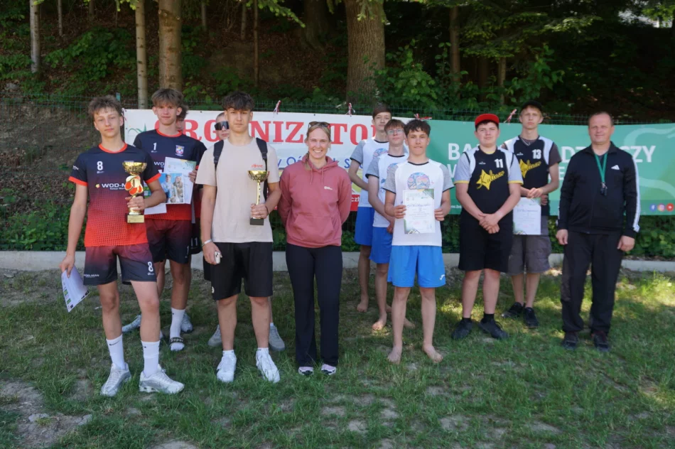 Sportowa rywalizacja szkół w Limanowej. Znamy kolejnych mistrzów powiatu. - zdjęcie 2