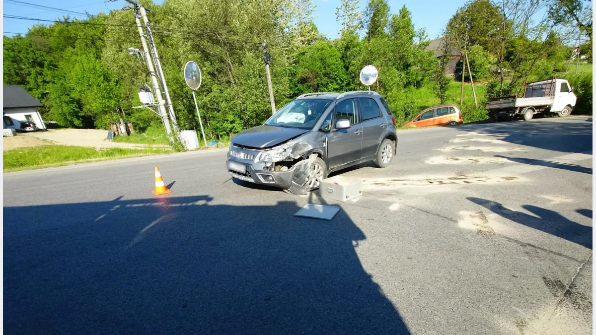Uszkodzone samochody marki Fiat na drodze powiatowej w Siekierczynie, widoczna karetka pogotowia