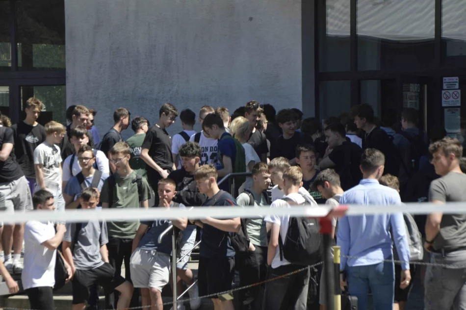 Uczniowie ścigali się w zawodach kartingowych - zdjęcie 15