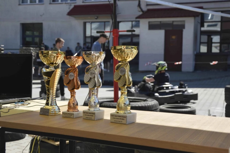 Uczniowie ścigali się w zawodach kartingowych - zdjęcie 16