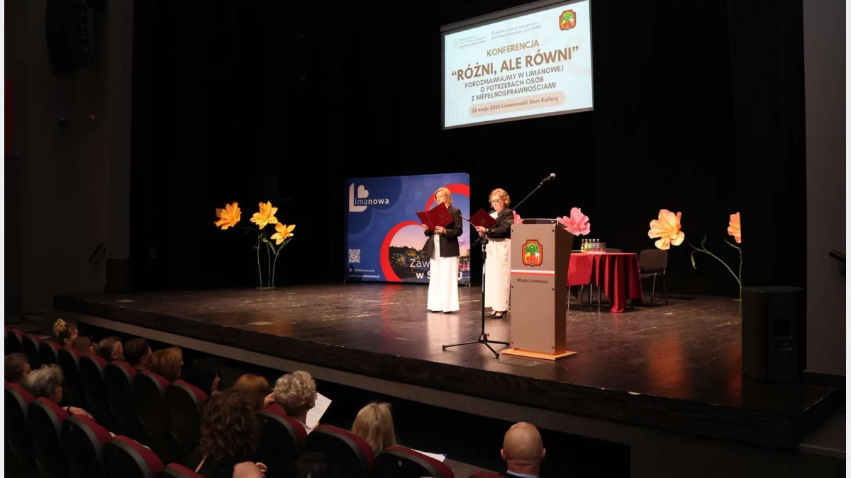 Prelegenci i uczestnicy konferencji poświęconej osobom z niepełnosprawnościami w Limanowskim Domu Kultury