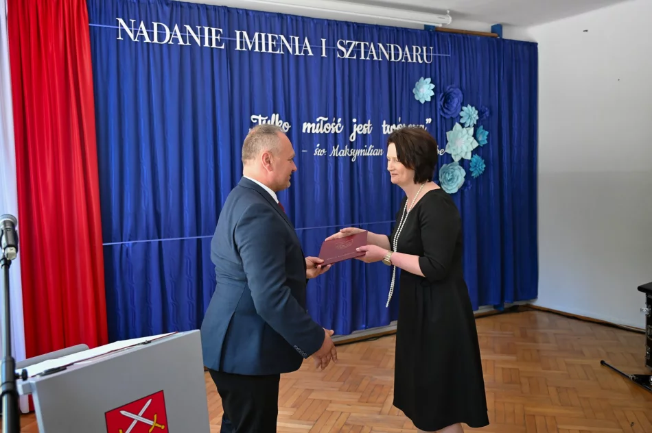 Nowy patron i sztandar - szkoła świętuje też wielki jubileusz (ZDJĘCIA) - zdjęcie 18