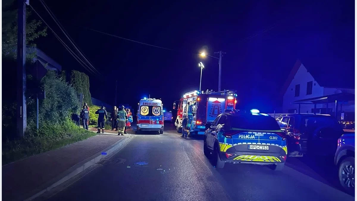 Samochody służb na sygnałach podczas akcji poszukiwawczej w terenie