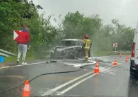 Pożar osobówki na drodze krajowej nr 28 - zdjęcie główne