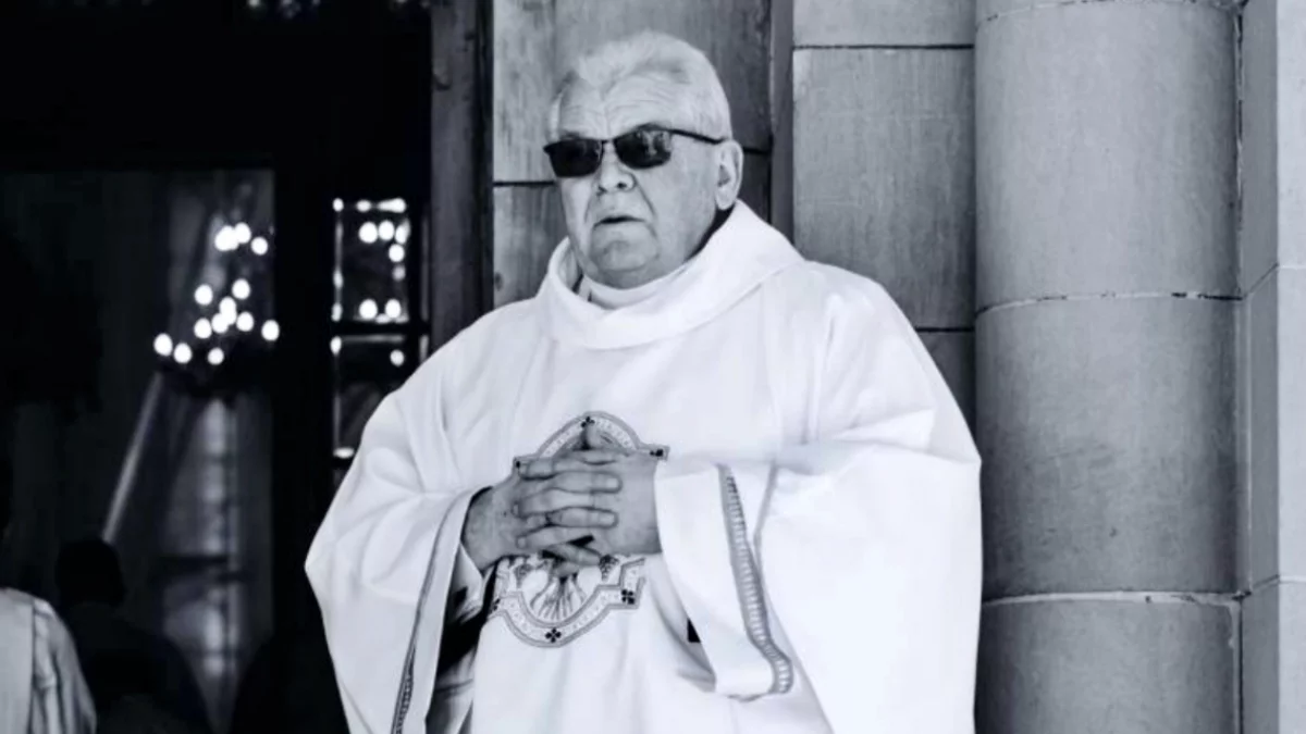 Portret zmarłego księdza Tadeusza Górki w szatach liturgicznych.