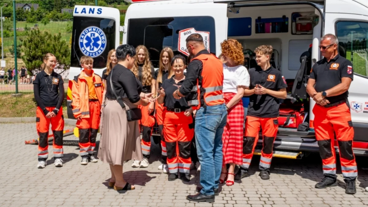 Przekazanie kluczyków do nowego ambulansu dla Maltańczyków z Łostówki przez władze gminy
