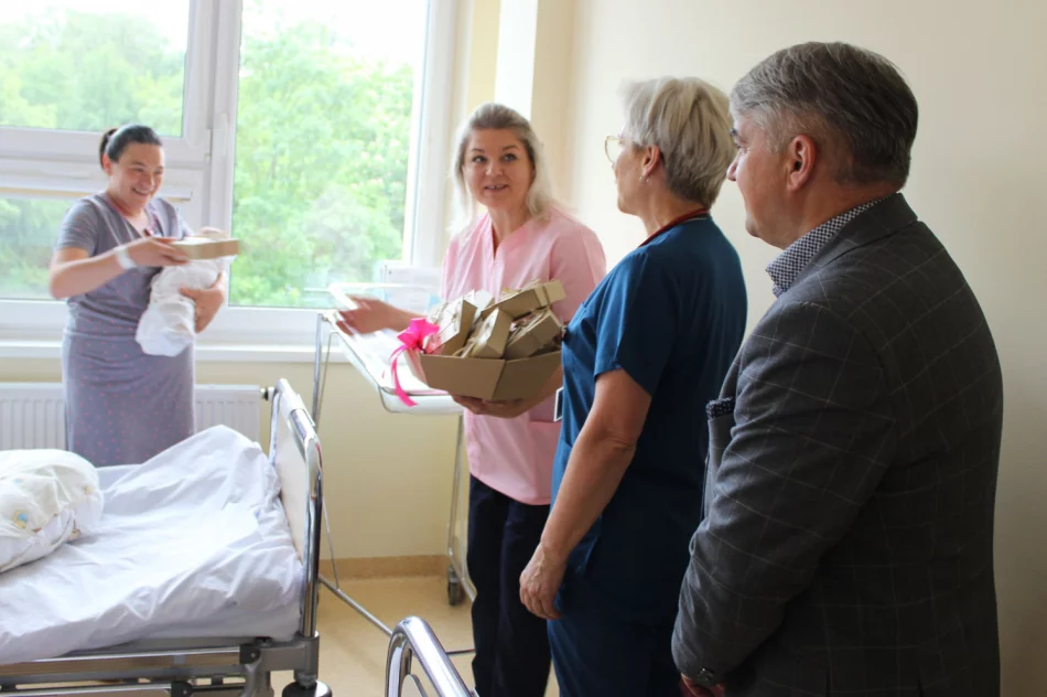 To był ich pierwszy Dzień Dziecka - upominki dla noworodków na oddziale - zdjęcie 2
