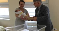 To był ich pierwszy Dzień Dziecka - upominki dla noworodków na oddziale - zdjęcie 5