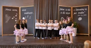 „Nowa scena – nowe możliwości…” - wyjątkowy Dzień Dziecka w SP w Pisarzowej - zdjęcie 2