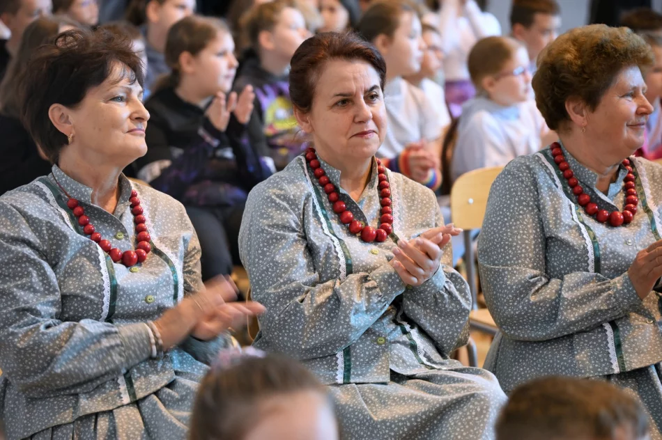 „Nowa scena – nowe możliwości…” - wyjątkowy Dzień Dziecka w SP w Pisarzowej - zdjęcie 12