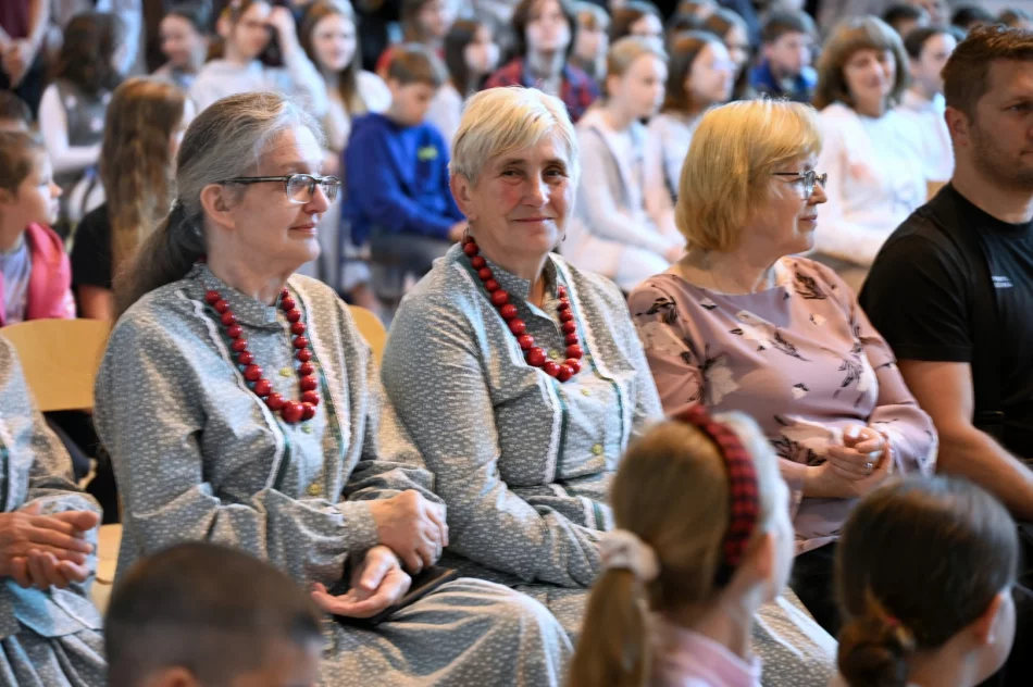 „Nowa scena – nowe możliwości…” - wyjątkowy Dzień Dziecka w SP w Pisarzowej - zdjęcie 14