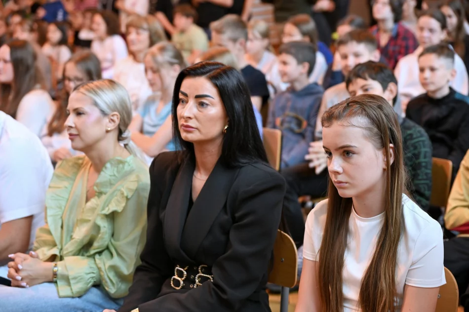 „Nowa scena – nowe możliwości…” - wyjątkowy Dzień Dziecka w SP w Pisarzowej - zdjęcie 17