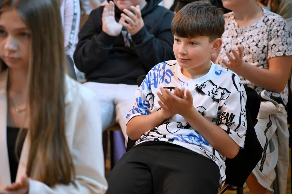 „Nowa scena – nowe możliwości…” - wyjątkowy Dzień Dziecka w SP w Pisarzowej - zdjęcie 18