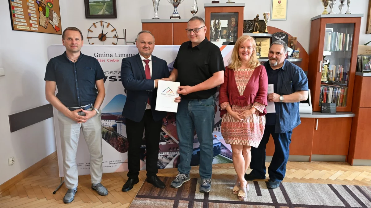 Oświetlenia boiska piłkarskiego oraz budowa mikro-instalacji fotowoltaicznej w Pisarzowej
