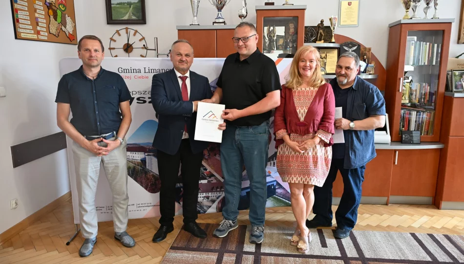 Oświetlenia boiska piłkarskiego oraz budowa mikro-instalacji fotowoltaicznej w Pisarzowej - zdjęcie 1