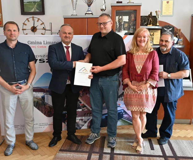 Oświetlenia boiska piłkarskiego oraz budowa mikro-instalacji fotowoltaicznej w Pisarzowej - Zdjęcie główne