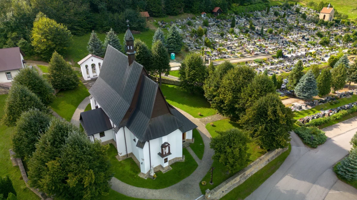 Kościół parafialny w Nowym Rybiu, w którym odbywają się modlitwy o powrót do zdrowia 3-letniego chłopca