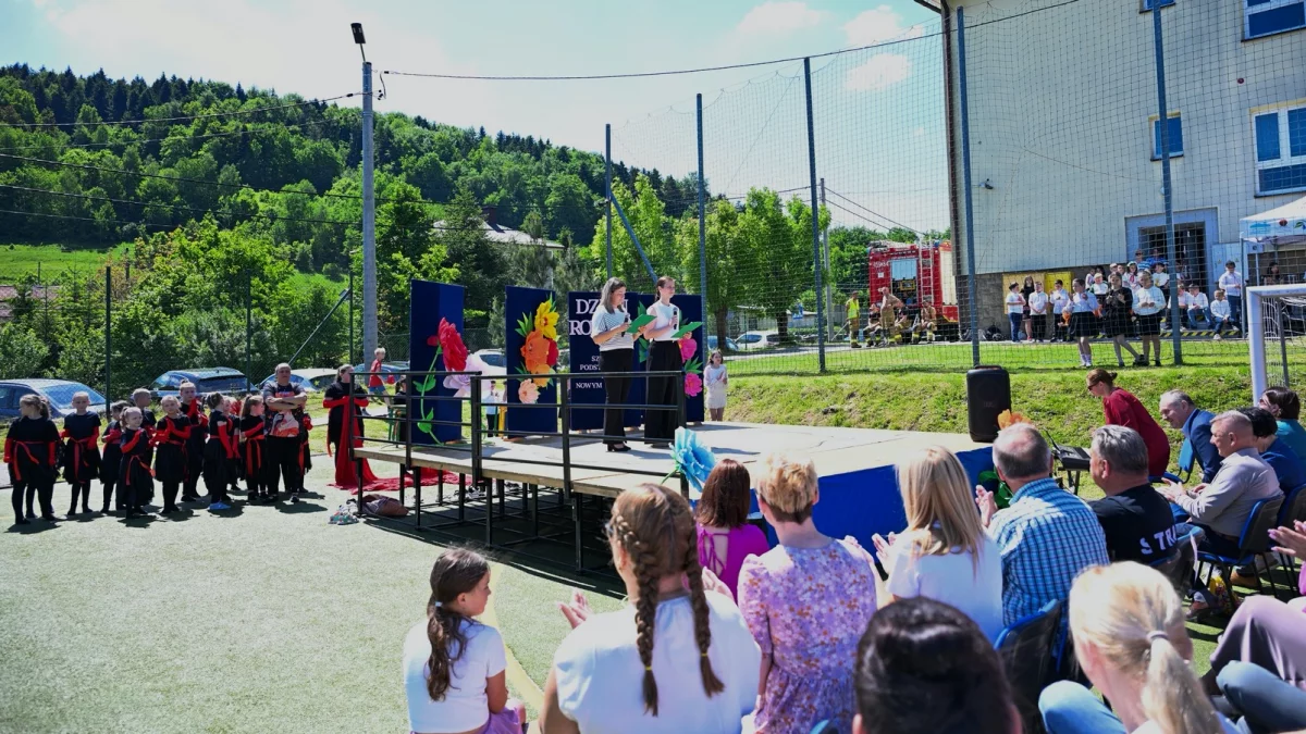 Dzieci i dorośli uczestniczący w konkurencjach plenerowych podczas pikniku w Nowym Rybiu