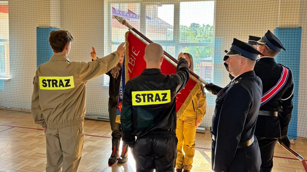 Strażacy ratownicy OSP składający ślubowanie na sztandar w komendzie PSP w Limanowej.
