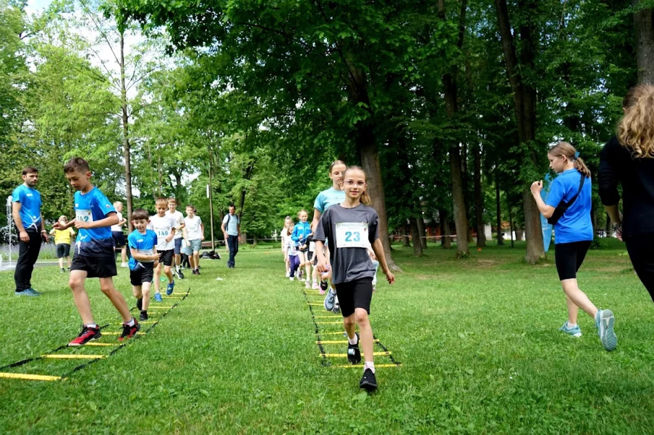 Sportowe święto dzieci i młodzieży w Parku Miejskim - zdjęcie 9