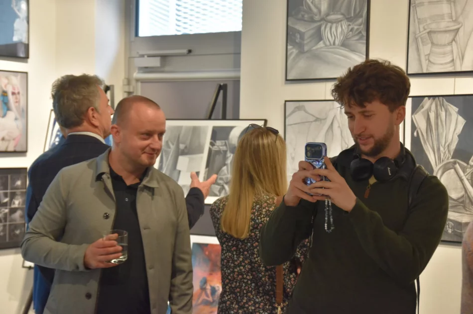 W Miejskiej Galerii Sztuki odbył się wernisaż wystawy „PASSE-PARTOUT II” - zdjęcie 12