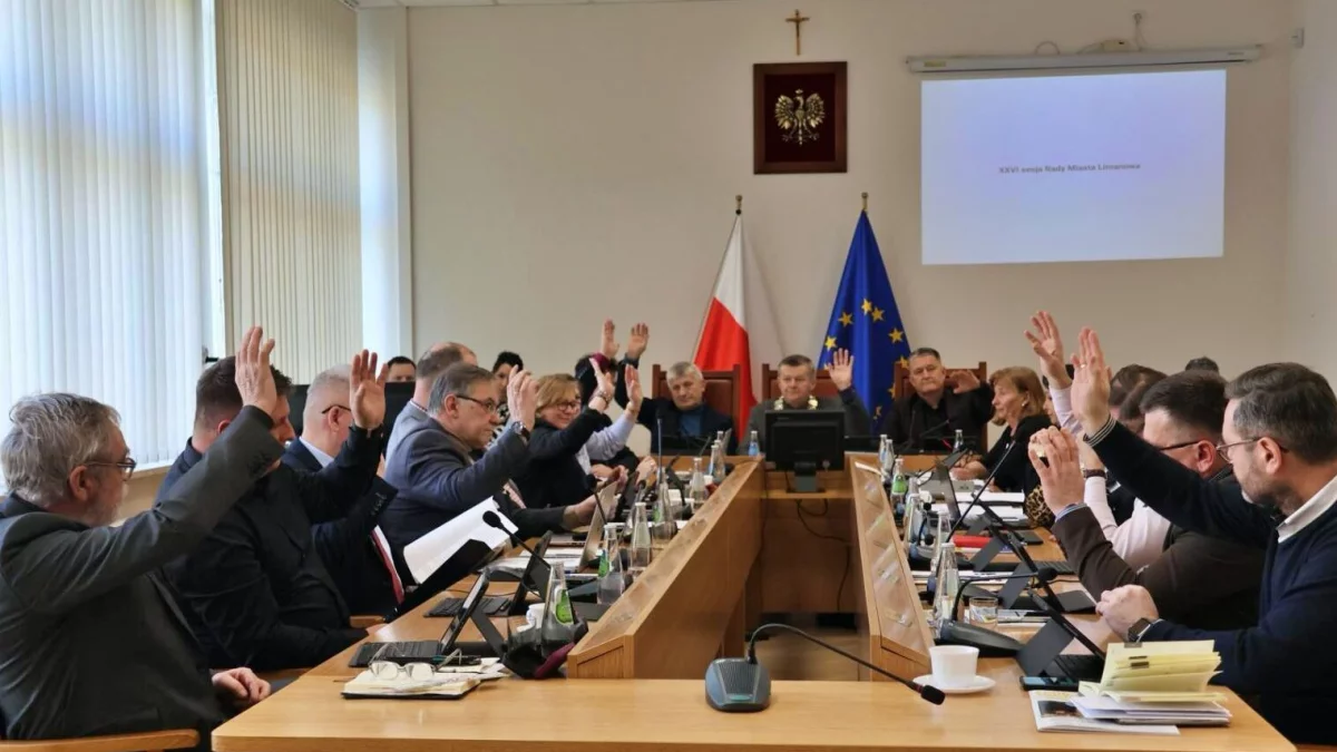 Sesja Rady Miasta Limanowa, obradujący radni w sali narad Urzędu Miasta Limanowa