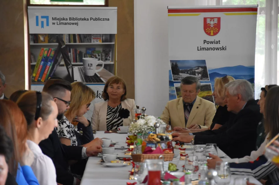 Powiatowa Konferencja Bibliotekarzy – odznaka honorowa „Zasłużony dla Kultury Polskiej” dla Dyrektor MBP - zdjęcie 17