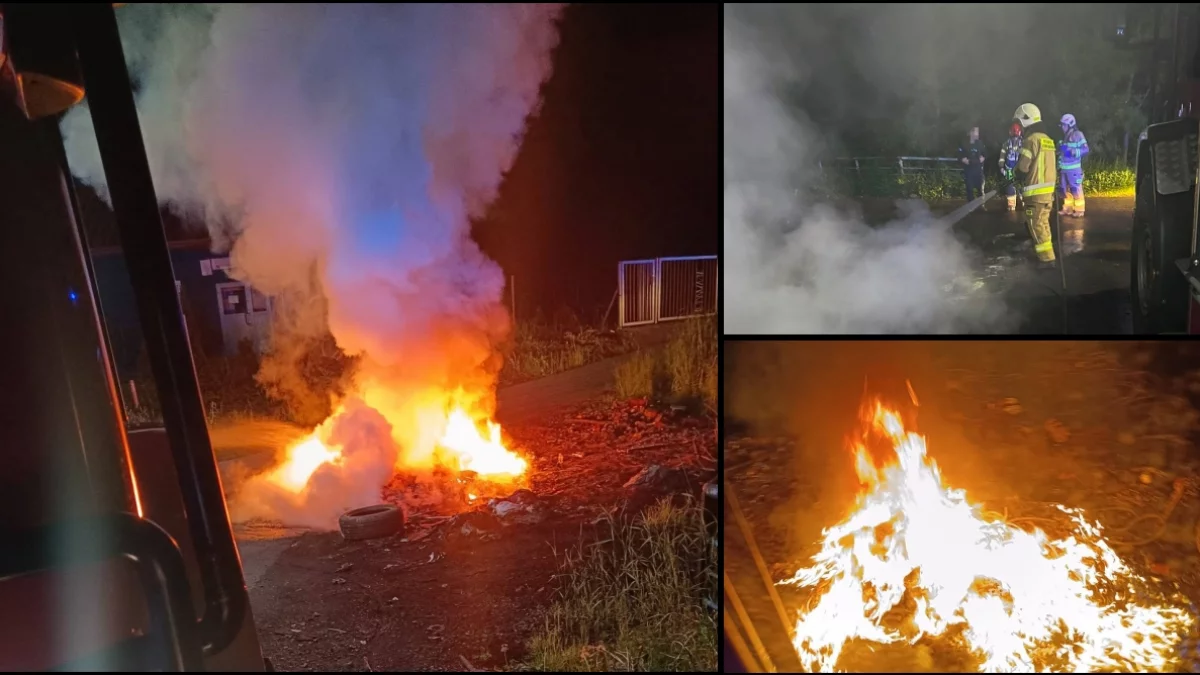 Strażacy gaszący pożar odpadów i elektrośmieci w nocy w miejscowości Koszary.