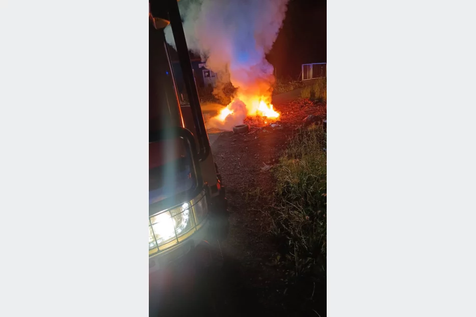 Wracają nocne “ogniska” w pobliżu osiedla. Strażacy znów gasili odpady i elektrośmieci - zdjęcie 2