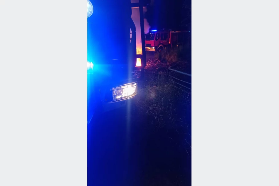 Wracają nocne “ogniska” w pobliżu osiedla. Strażacy znów gasili odpady i elektrośmieci - zdjęcie 3