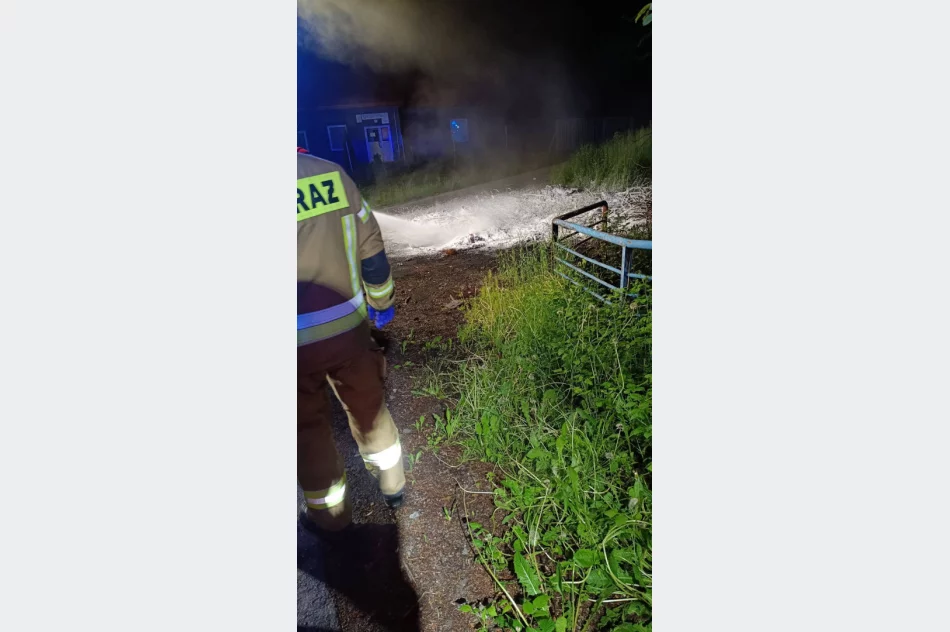 Wracają nocne “ogniska” w pobliżu osiedla. Strażacy znów gasili odpady i elektrośmieci - zdjęcie 4