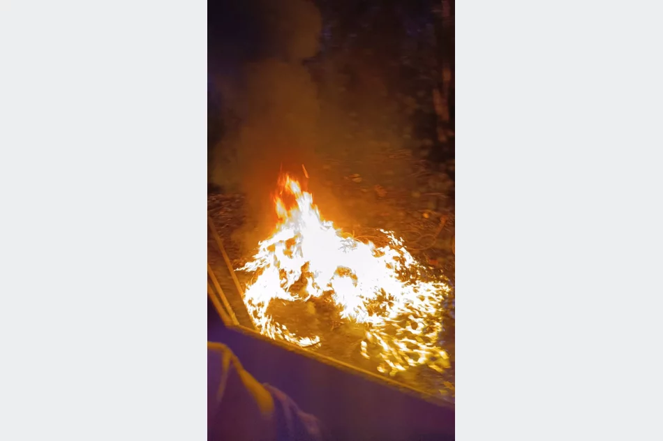 Wracają nocne “ogniska” w pobliżu osiedla. Strażacy znów gasili odpady i elektrośmieci - zdjęcie 6