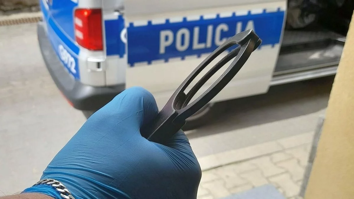 Jechał wężykiem, miał 2,5 promila i... był poszukiwany. Prosto z drogi trafił za kraty