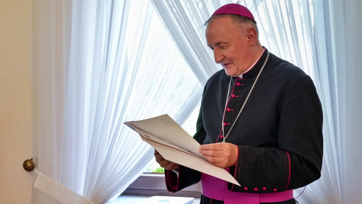 Biskup tarnowski Andrzej Jeż wręczający oficjalne dekrety nominacyjne w budynku kurii