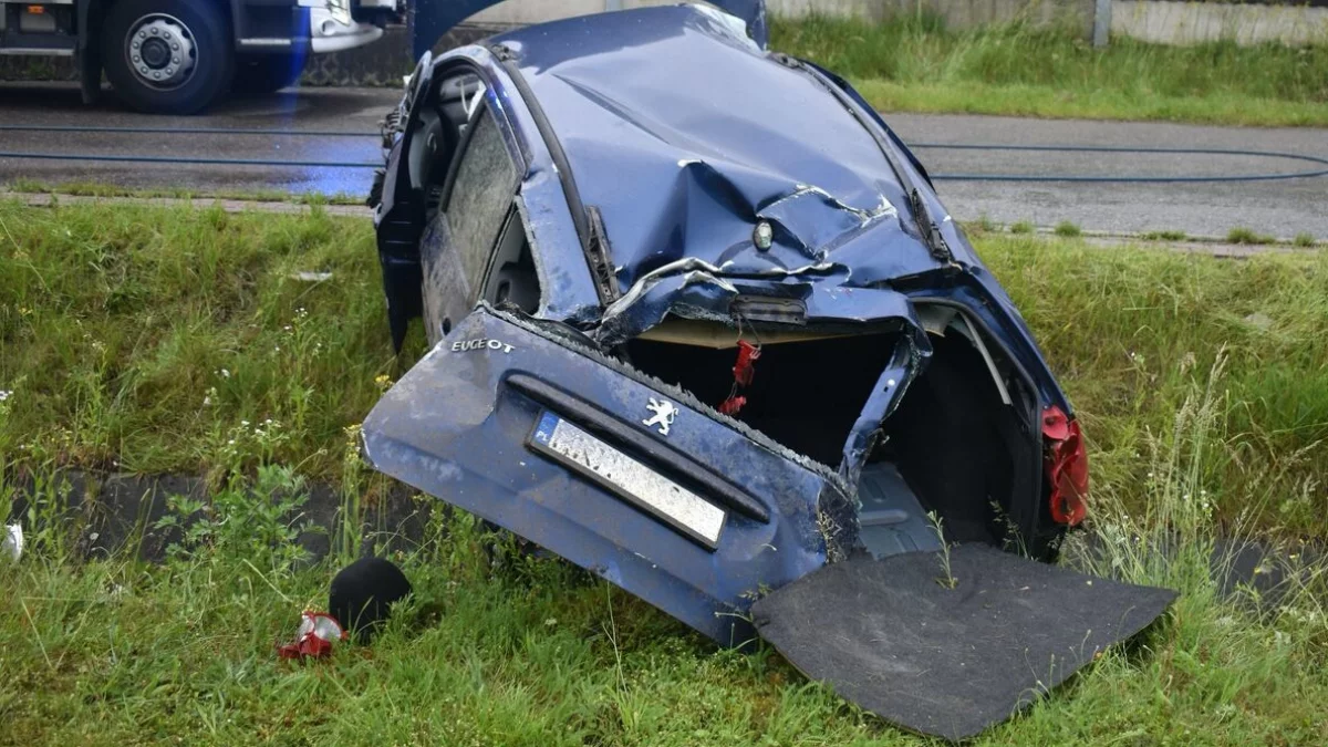 Uszkodzony samochód osobowy w przydrożnym rowie melioracyjnym