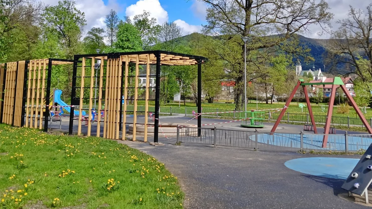 Park Miejski w Mszanie Dolnej z alejkami spacerowymi i drzewami w powiecie limanowskim
