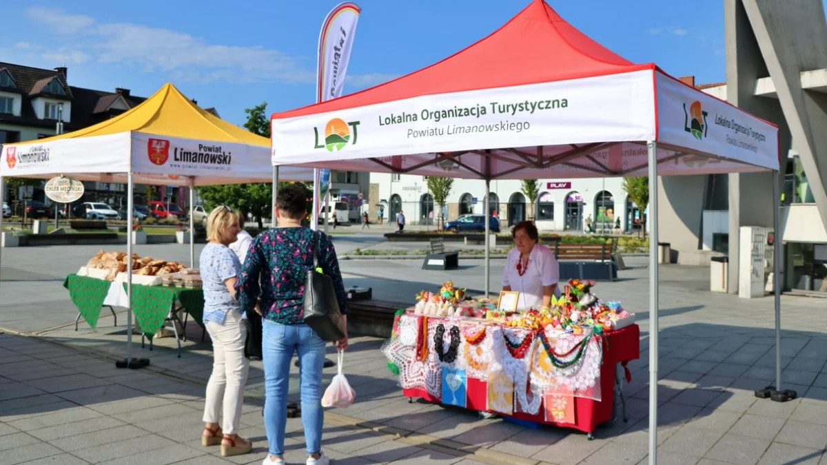 Stoisko z tradycyjnymi produktami regionalnymi i rękodziełem