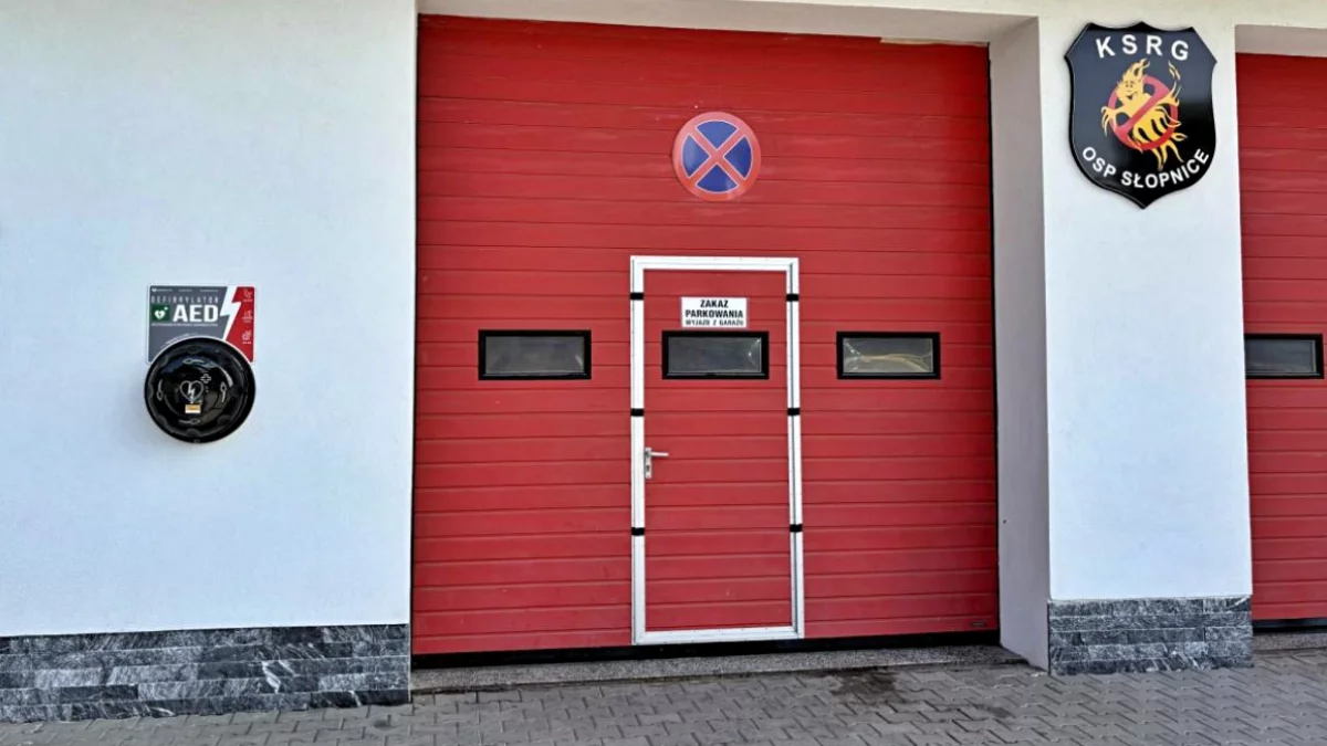 Kapsuła z automatycznym defibrylatorem zewnętrznym AED zamontowana na ścianie budynku remizy OSP w Słopnicach