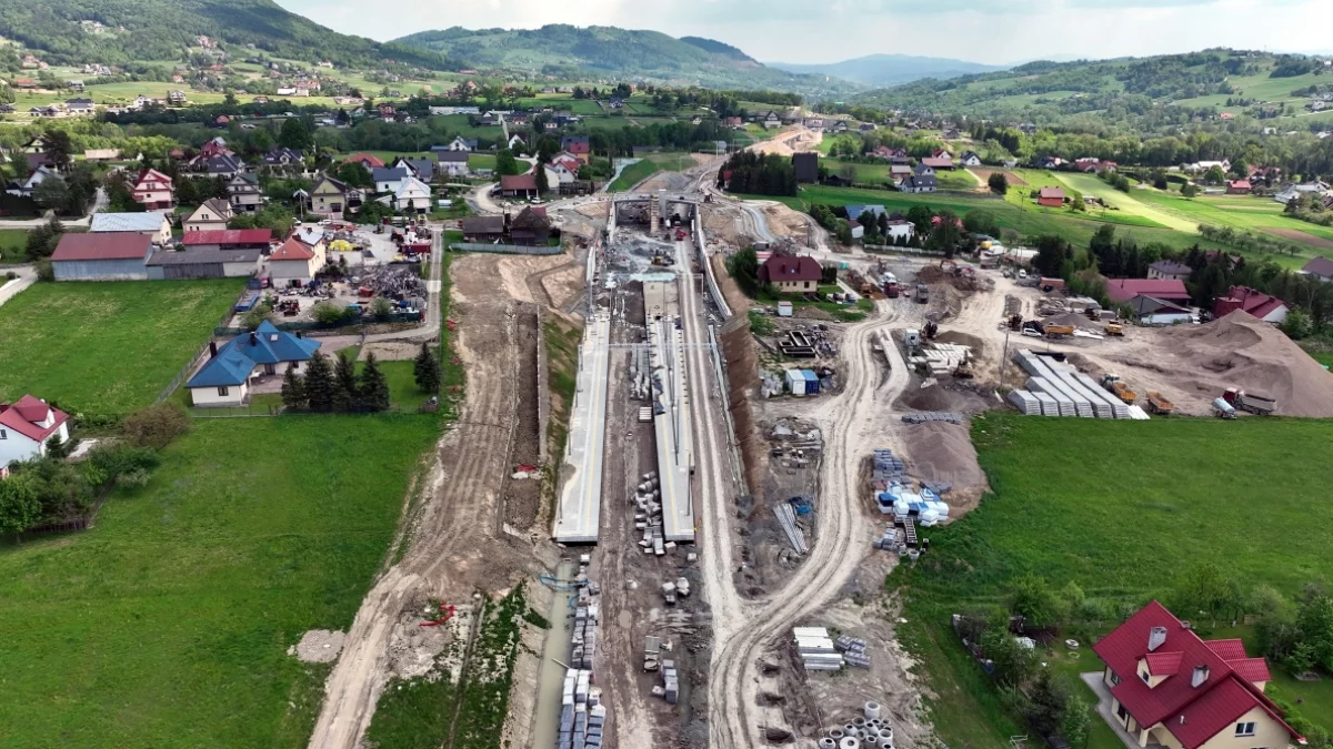 Plac budowy stacji kolejowej w Męcinie w sąsiedztwie budynków mieszkalnych.