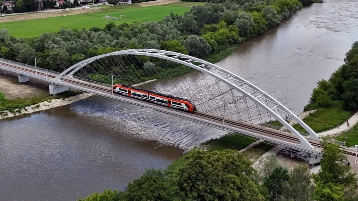 Pociąg na nowym moście kolejowym zlokalizowanym na trasie linii 104 w Nowym Sączu