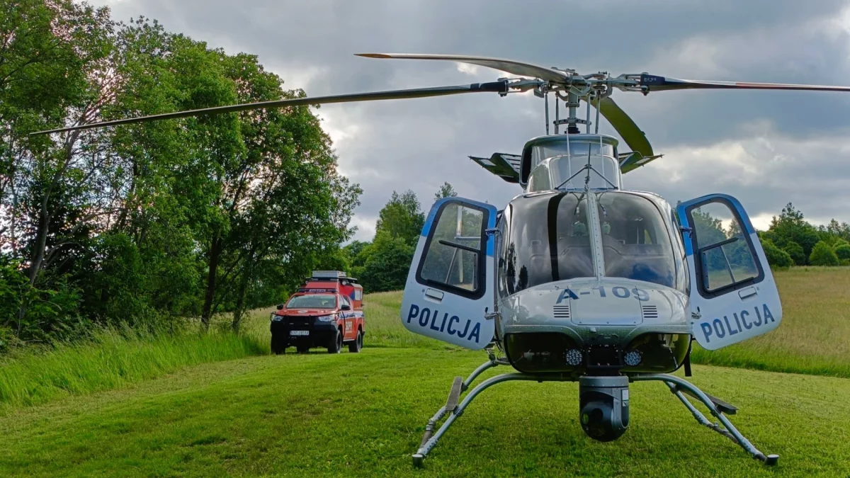 Policyjny śmigłowiec Bell z KWP w Krakowie i pojazd terenowy GP GOPR na miejscu znalezienia zwłok 19-latka