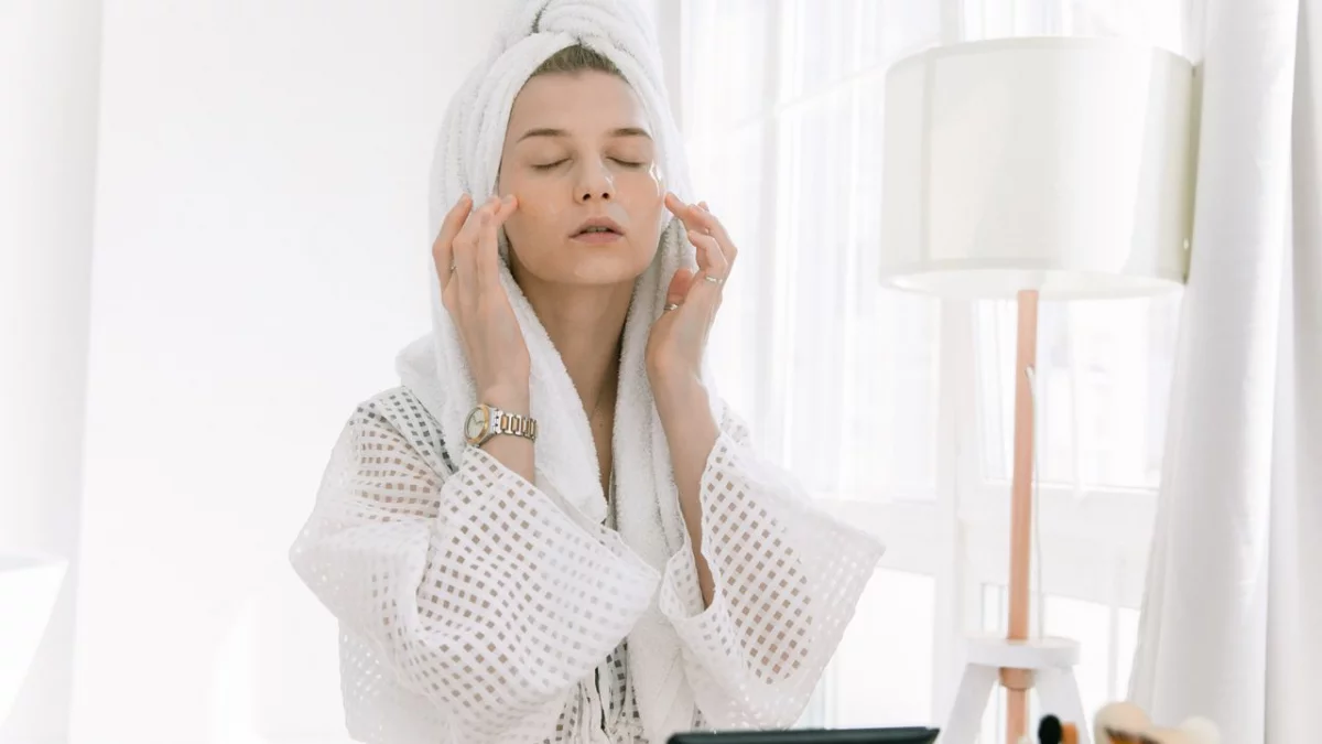 Jak uzyskać efekt glass skin w domu – krok po kroku